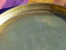 Carica l&#39;immagine nel visualizzatore di Gallery, Piatto Marocco In Ottone Lavorato Ad Incisione. Diametro 54 h4cm.  Si può Appendere, Oppure A Parte (Al Costo Aggiuntivo Di Euro 30) Vi é La Possibilità Di Aggiungere Piedini In Legno Per Usarlo Come Tavolino.