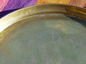 Piatto Marocco In Ottone Lavorato Ad Incisione. Diametro 54 h4cm.  Si può Appendere, Oppure A Parte (Al Costo Aggiuntivo Di Euro 30) Vi é La Possibilità Di Aggiungere Piedini In Legno Per Usarlo Come Tavolino.