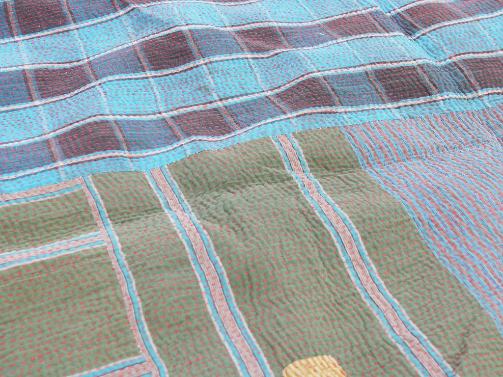 Tessuto vecchio Indiano lavorato a patchwork, stampato e ricamato in cotone doppio strato double face. Pezzo unico, Molto Colorato e Decorativo, può essere impiegato come copridivano, copriletto o tessuto da appendere a parete. Dimensioni 160x240cm