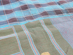 Tessuto vecchio Indiano lavorato a patchwork, stampato e ricamato in cotone doppio strato double face. Pezzo unico, Molto Colorato e Decorativo, può essere impiegato come copridivano, copriletto o tessuto da appendere a parete. Dimensioni 160x240cm
