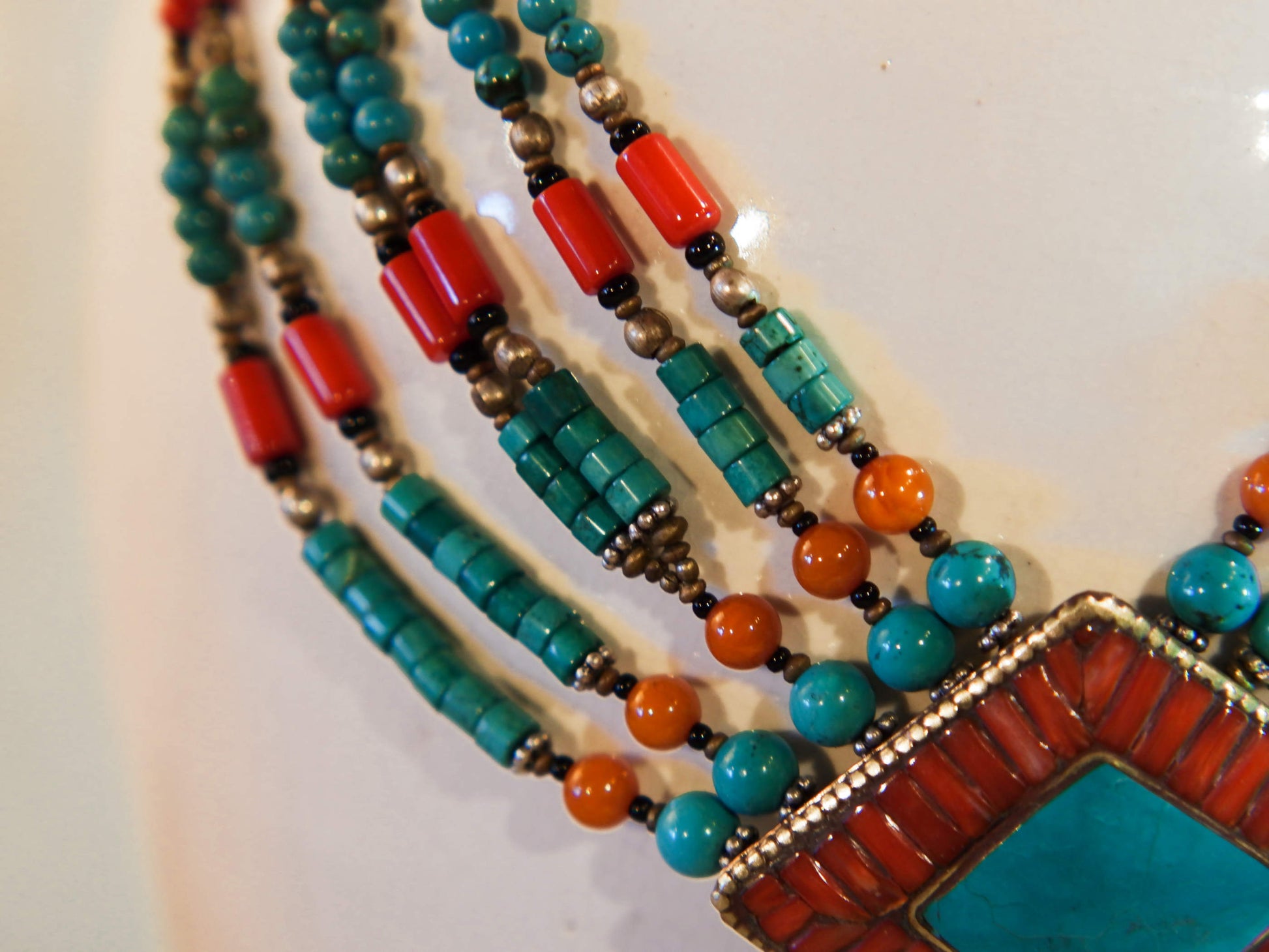 collana nepalese / tibetana con pietre e argento assemblata artigianalmente , pezzo unico .  turchese , corallo ,lapislazzuli ... no pasta ma pietre vere non tinte o modificate nel colore . 