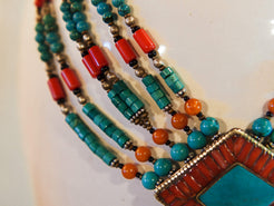 collana nepalese / tibetana con pietre e argento assemblata artigianalmente , pezzo unico .  turchese , corallo ,lapislazzuli ... no pasta ma pietre vere non tinte o modificate nel colore . 