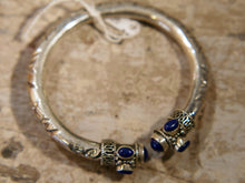 Carica l&#39;immagine nel visualizzatore di Gallery, bracciale in lapis e argento facilmente indossabile ed apribile, può essere indossato da qualsiasi polso perchè si può stringere, ovalizzare, allargare ecc... pezzo unico  dimensioni diametro interno 5.5 cm, peso 24grammi  per ulteriori info o foto 0039 3338778241 watshapp info@etniko.it mail etsy, instangram, pinterest, facebook     etniko by crosato 