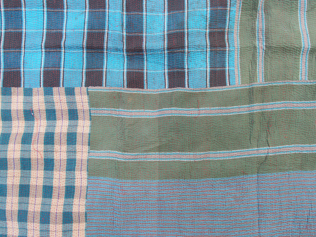 Tessuto vecchio Indiano lavorato a patchwork, stampato e ricamato in cotone doppio strato double face. Pezzo unico, Molto Colorato e Decorativo, può essere impiegato come copridivano, copriletto o tessuto da appendere a parete. Dimensioni 160x240cm