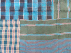 Tessuto vecchio Indiano lavorato a patchwork, stampato e ricamato in cotone doppio strato double face. Pezzo unico, Molto Colorato e Decorativo, può essere impiegato come copridivano, copriletto o tessuto da appendere a parete. Dimensioni 160x240cm