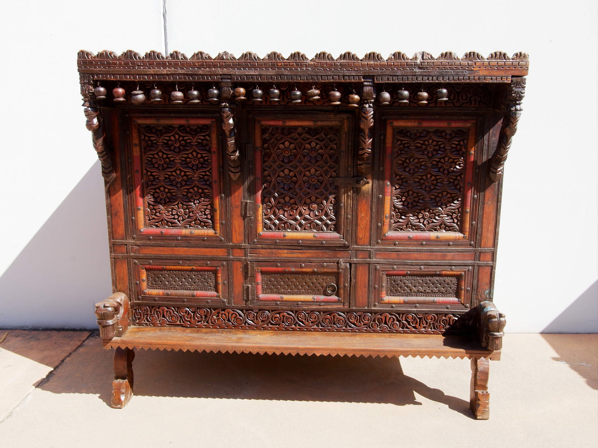 Damcja Indiana Tipica Credenza Del Nord Dell'India Con 2 Ante. Databile Primi '900, In Legno Di Teak, Perfettamente Autentica E Conservata. Autentica e unica nel suo genere , originale in ogni parte , nessun elemento è stato rifatto o sostituito . Mobile dispensa usato come mobile della sposa, era nelle haveli l'unico mobile della casa . Dimensioni 127x70xh116cm.