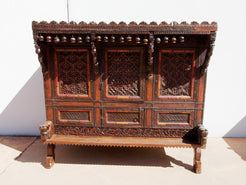 Damcja Indiana Tipica Credenza Del Nord Dell'India Con 2 Ante. Databile Primi '900, In Legno Di Teak, Perfettamente Autentica E Conservata. Autentica e unica nel suo genere , originale in ogni parte , nessun elemento è stato rifatto o sostituito . Mobile dispensa usato come mobile della sposa, era nelle haveli l'unico mobile della casa . Dimensioni 127x70xh116cm.