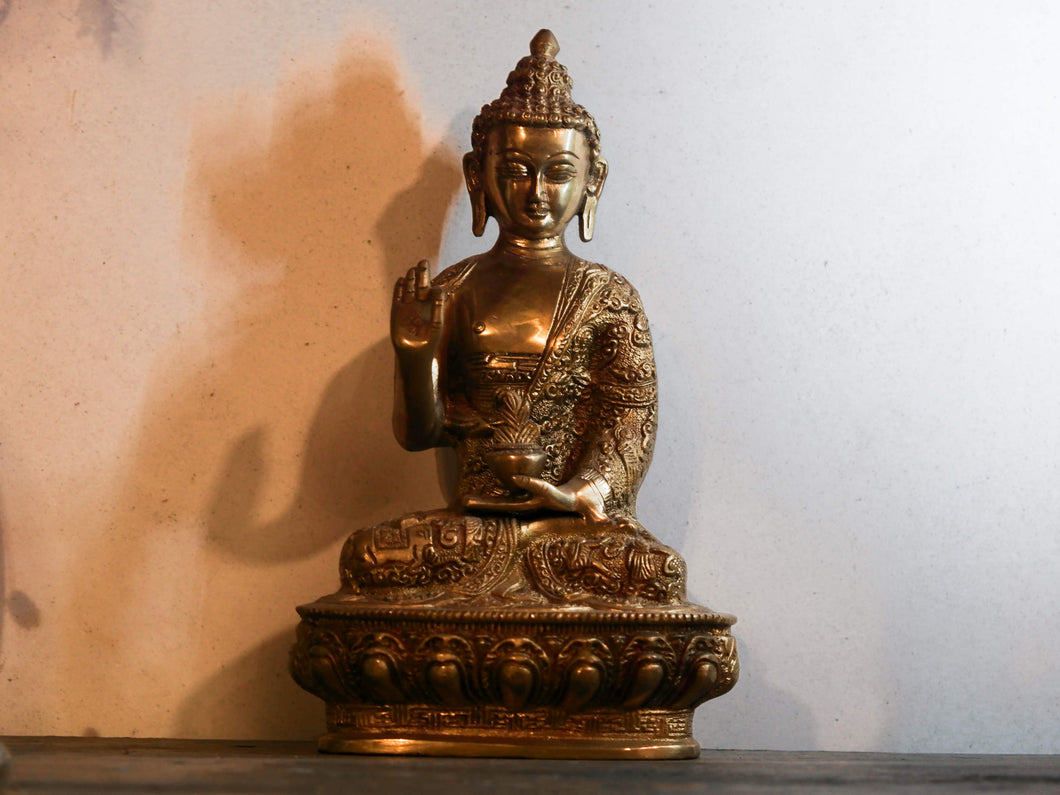 il Buddha è raffigurato con le gambe incrociate, i piedi posizionati allo stesso livello, con la pianta rivolta verso l’alto.