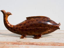 Carica l&#39;immagine nel visualizzatore di Gallery, vecchia scultura indiana dipinta e laccata raffigurante un pesce.  in legno di teak inciso . lavorata artigianalmente . pezzo unico .  facebook/ instagram/ etsy: etnikobycrosato  0039 3338778241  info@etniko.it