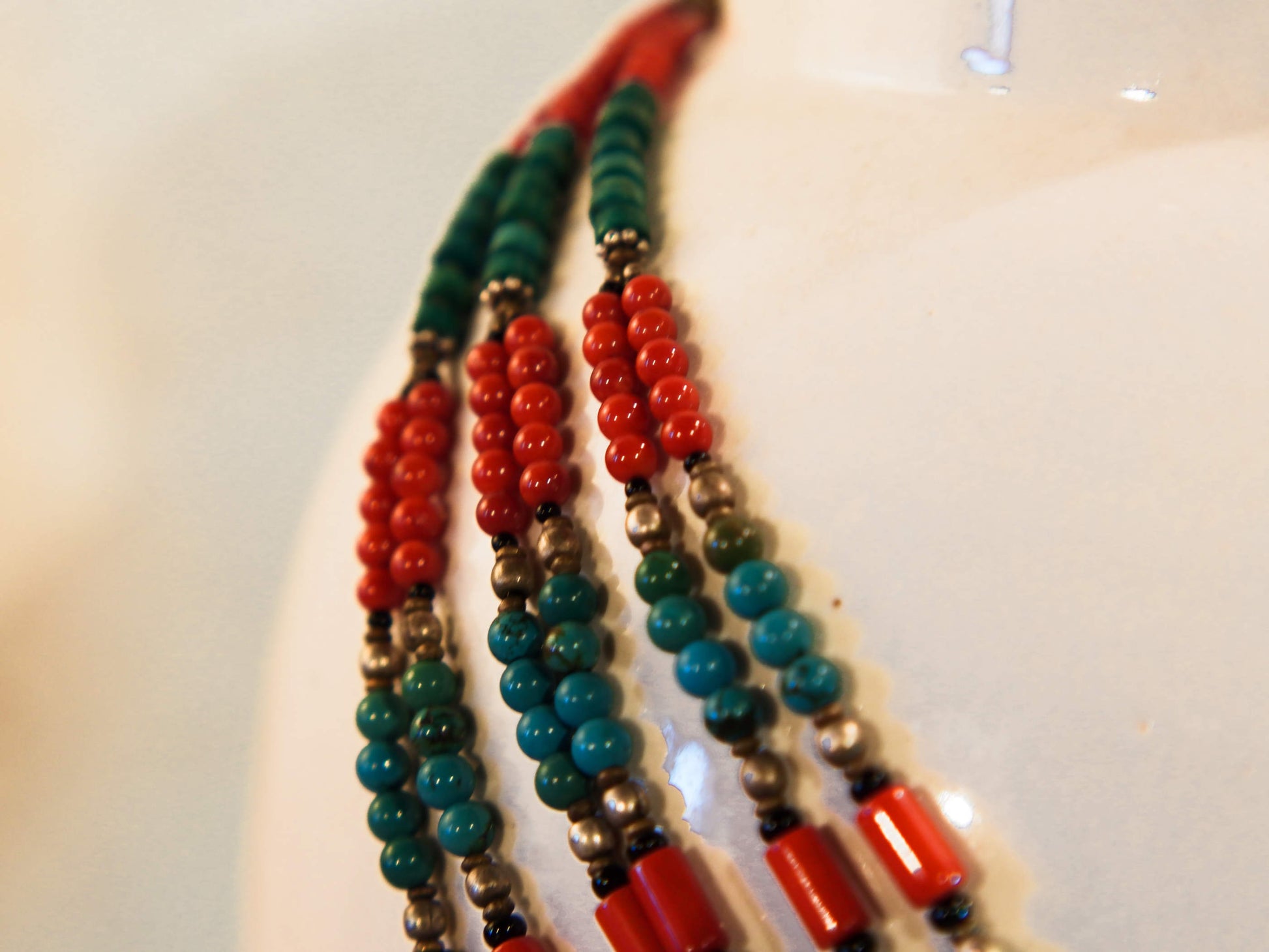 collana nepalese / tibetana con pietre e argento assemblata artigianalmente , pezzo unico .  turchese , corallo ,lapislazzuli ... no pasta ma pietre vere non tinte o modificate nel colore . 