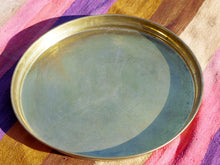 Carica l&#39;immagine nel visualizzatore di Gallery, Piatto Marocco In Ottone Lavorato Ad Incisione. Diametro 54 h4cm.  Si può Appendere, Oppure A Parte (Al Costo Aggiuntivo Di Euro 30) Vi é La Possibilità Di Aggiungere Piedini In Legno Per Usarlo Come Tavolino.
