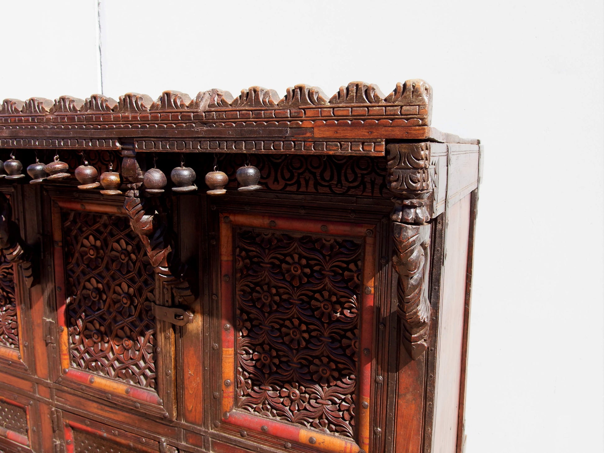 Damcja Indiana Tipica Credenza Del Nord Dell'India Con 2 Ante. Databile Primi '900, In Legno Di Teak, Perfettamente Autentica E Conservata. Autentica e unica nel suo genere , originale in ogni parte , nessun elemento è stato rifatto o sostituito . Mobile dispensa usato come mobile della sposa, era nelle haveli l'unico mobile della casa . Dimensioni 127x70xh116cm.