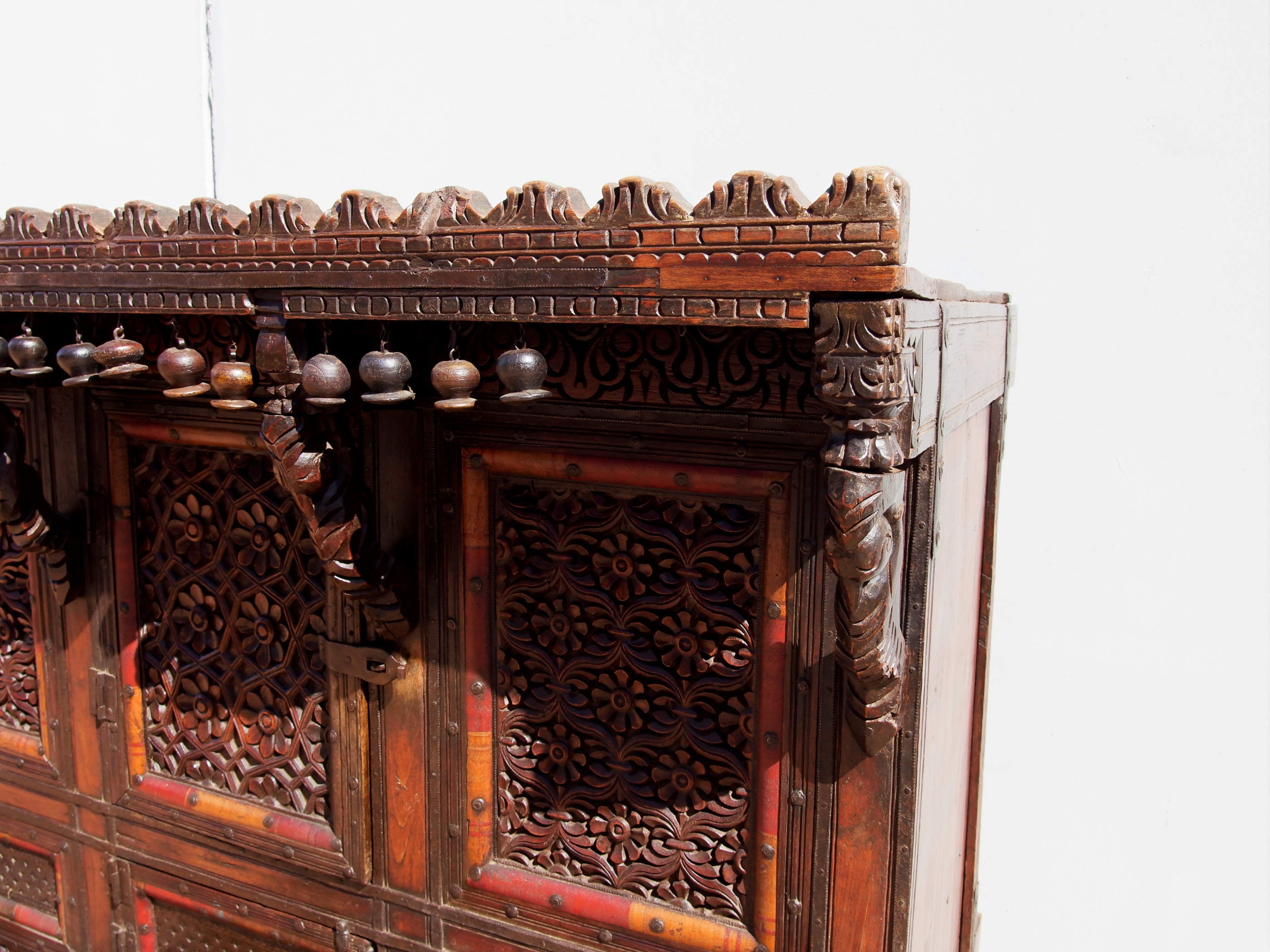 Damcja Indiana Tipica Credenza Del Nord Dell'India Con 2 Ante. Databile Primi '900, In Legno Di Teak, Perfettamente Autentica E Conservata. Autentica e unica nel suo genere , originale in ogni parte , nessun elemento è stato rifatto o sostituito . Mobile dispensa usato come mobile della sposa, era nelle haveli l'unico mobile della casa . Dimensioni 127x70xh116cm.