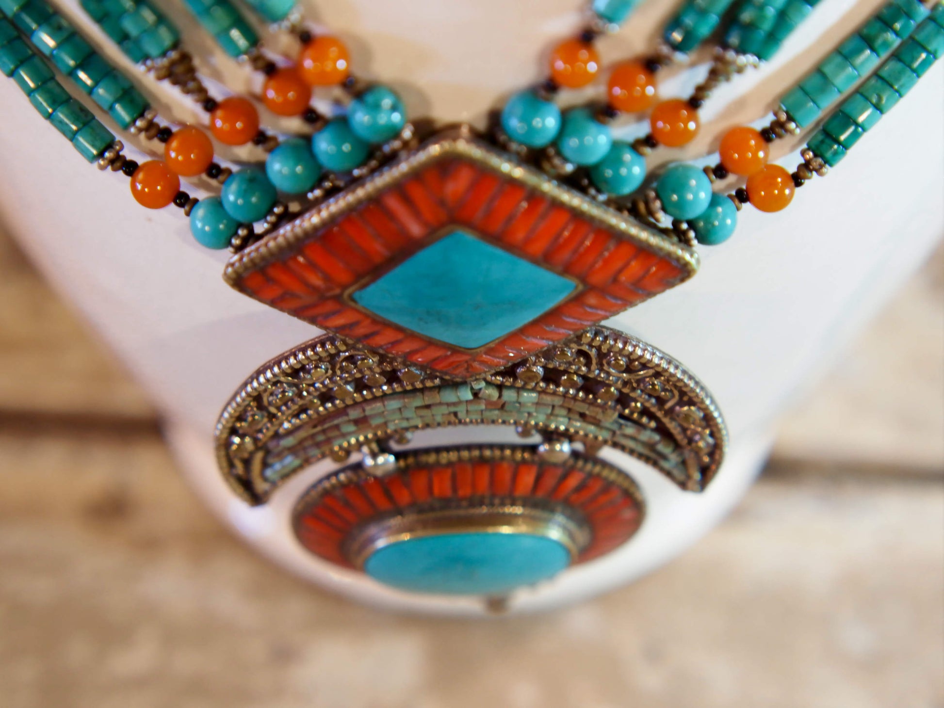 collana nepalese / tibetana con pietre e argento assemblata artigianalmente , pezzo unico .  turchese , corallo ,lapislazzuli ... no pasta ma pietre vere non tinte o modificate nel colore . 