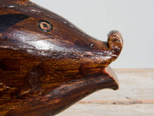 Carica l&#39;immagine nel visualizzatore di Gallery, vecchia scultura indiana dipinta e laccata raffigurante un pesce.  in legno di teak inciso . lavorata artigianalmente . pezzo unico .  facebook/ instagram/ etsy: etnikobycrosato  0039 3338778241  info@etniko.it