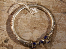 Carica l&#39;immagine nel visualizzatore di Gallery, bracciale in lapis e argento facilmente indossabile ed apribile, può essere indossato da qualsiasi polso perchè si può stringere, ovalizzare, allargare ecc... pezzo unico  dimensioni diametro interno 5.5 cm, peso 24grammi  per ulteriori info o foto 0039 3338778241 watshapp info@etniko.it mail etsy, instangram, pinterest, facebook     etniko by crosato 