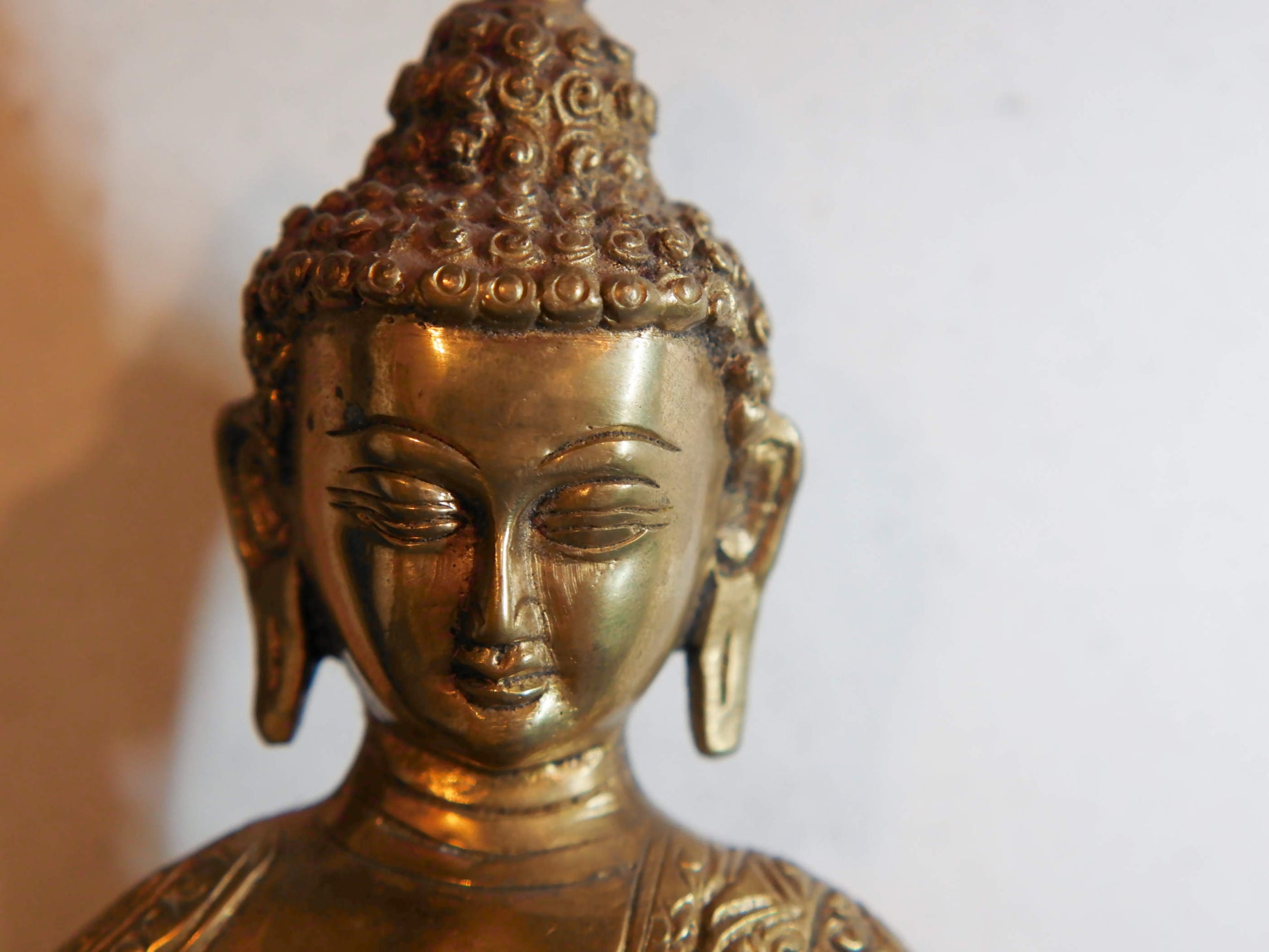 il Buddha è raffigurato con le gambe incrociate, i piedi posizionati allo stesso livello, con la pianta rivolta verso l’alto.