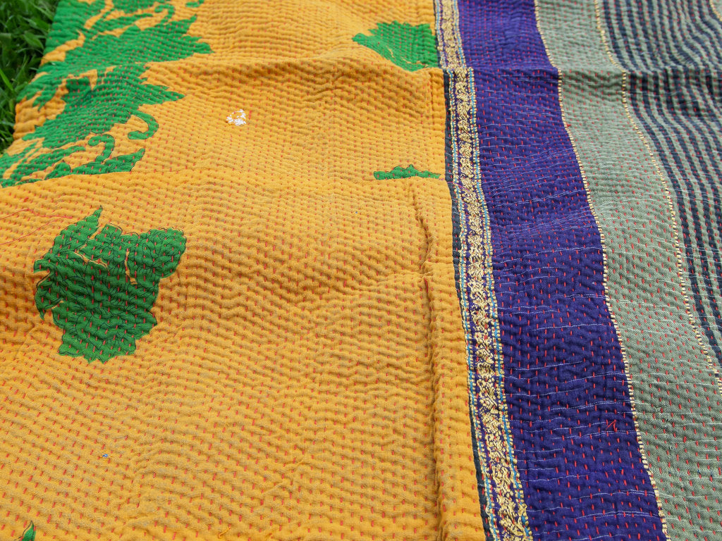 Tessuto vecchio Indiano lavorato a patchwork, stampato e ricamato in cotone doppio strato double face. Pezzo unico, Molto Colorato e Decorativo, può essere impiegato come copridivano, copriletto o tessuto da appendere a parete. Dimensioni 138x145cm