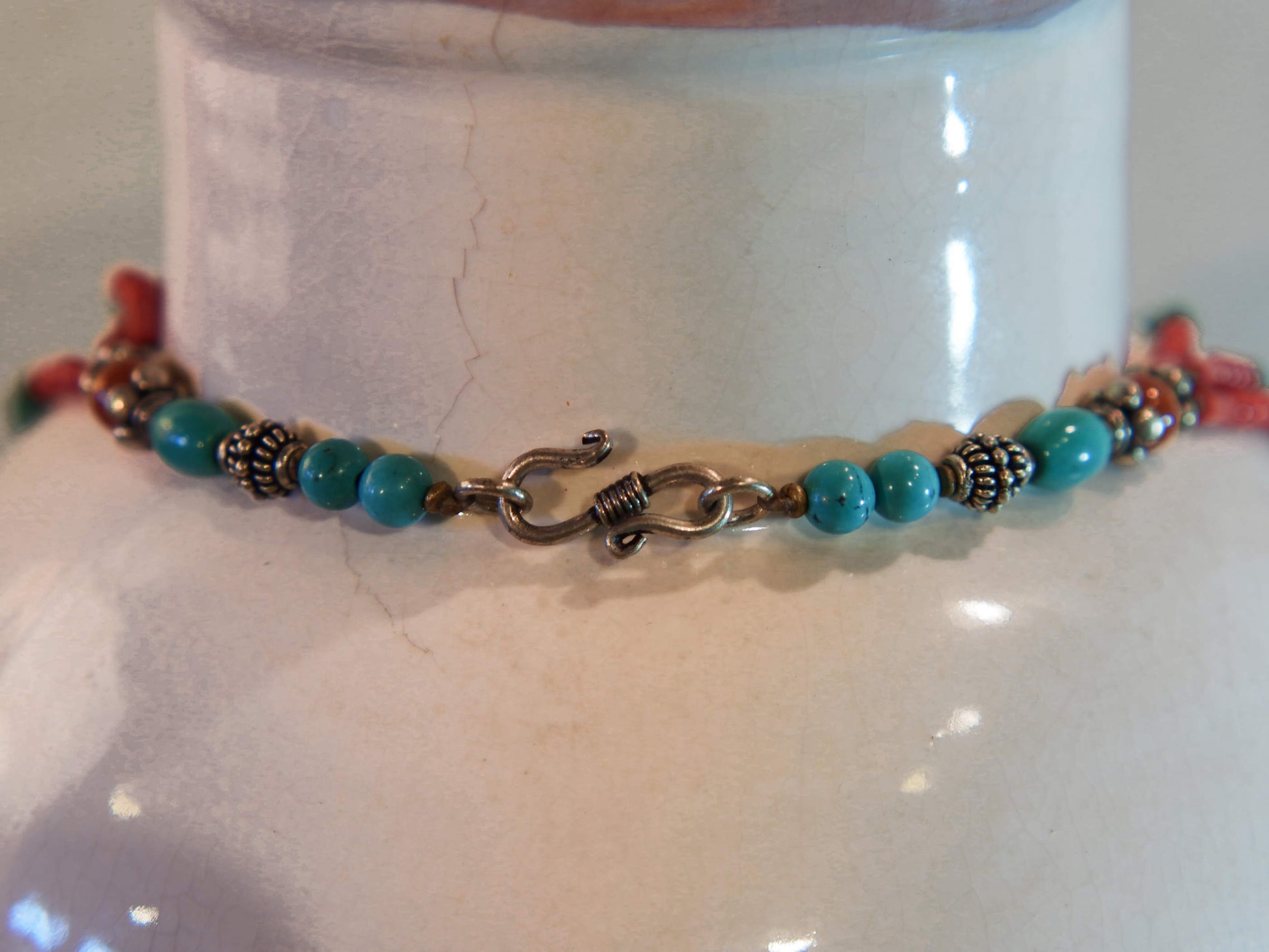 collana nepalese / tibetana con pietre e argento assemblata artigianalmente , pezzo unico .  turchese , corallo ,lapislazzuli ... no pasta ma pietre vere non tinte o modificate nel colore . 