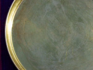 Piatto Marocco In Ottone Lavorato Ad Incisione. Diametro 54 h4cm.  Si può Appendere, Oppure A Parte (Al Costo Aggiuntivo Di Euro 30) Vi é La Possibilità Di Aggiungere Piedini In Legno Per Usarlo Come Tavolino.