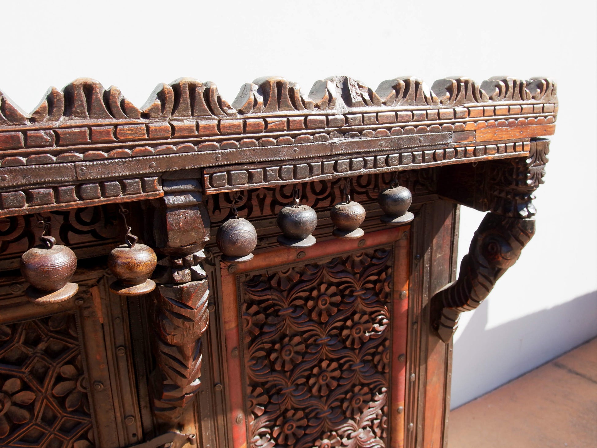 Damcja Indiana Tipica Credenza Del Nord Dell'India Con 2 Ante. Databile Primi '900, In Legno Di Teak, Perfettamente Autentica E Conservata. Autentica e unica nel suo genere , originale in ogni parte , nessun elemento è stato rifatto o sostituito . Mobile dispensa usato come mobile della sposa, era nelle haveli l'unico mobile della casa . Dimensioni 127x70xh116cm.