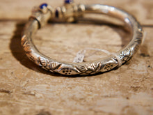 Carica l&#39;immagine nel visualizzatore di Gallery, bracciale in lapis e argento facilmente indossabile ed apribile, può essere indossato da qualsiasi polso perchè si può stringere, ovalizzare, allargare ecc... pezzo unico  dimensioni diametro interno 5.5 cm, peso 24grammi  per ulteriori info o foto 0039 3338778241 watshapp info@etniko.it mail etsy, instangram, pinterest, facebook     etniko by crosato 