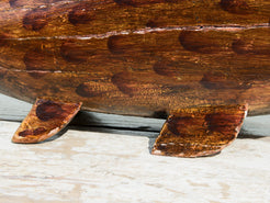 vecchia scultura indiana dipinta e laccata raffigurante un pesce.  in legno di teak inciso . lavorata artigianalmente . pezzo unico .  facebook/ instagram/ etsy: etnikobycrosato  0039 3338778241  info@etniko.it