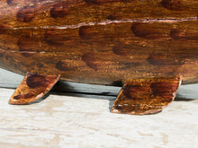 Carica l&#39;immagine nel visualizzatore di Gallery, vecchia scultura indiana dipinta e laccata raffigurante un pesce.  in legno di teak inciso . lavorata artigianalmente . pezzo unico .  facebook/ instagram/ etsy: etnikobycrosato  0039 3338778241  info@etniko.it
