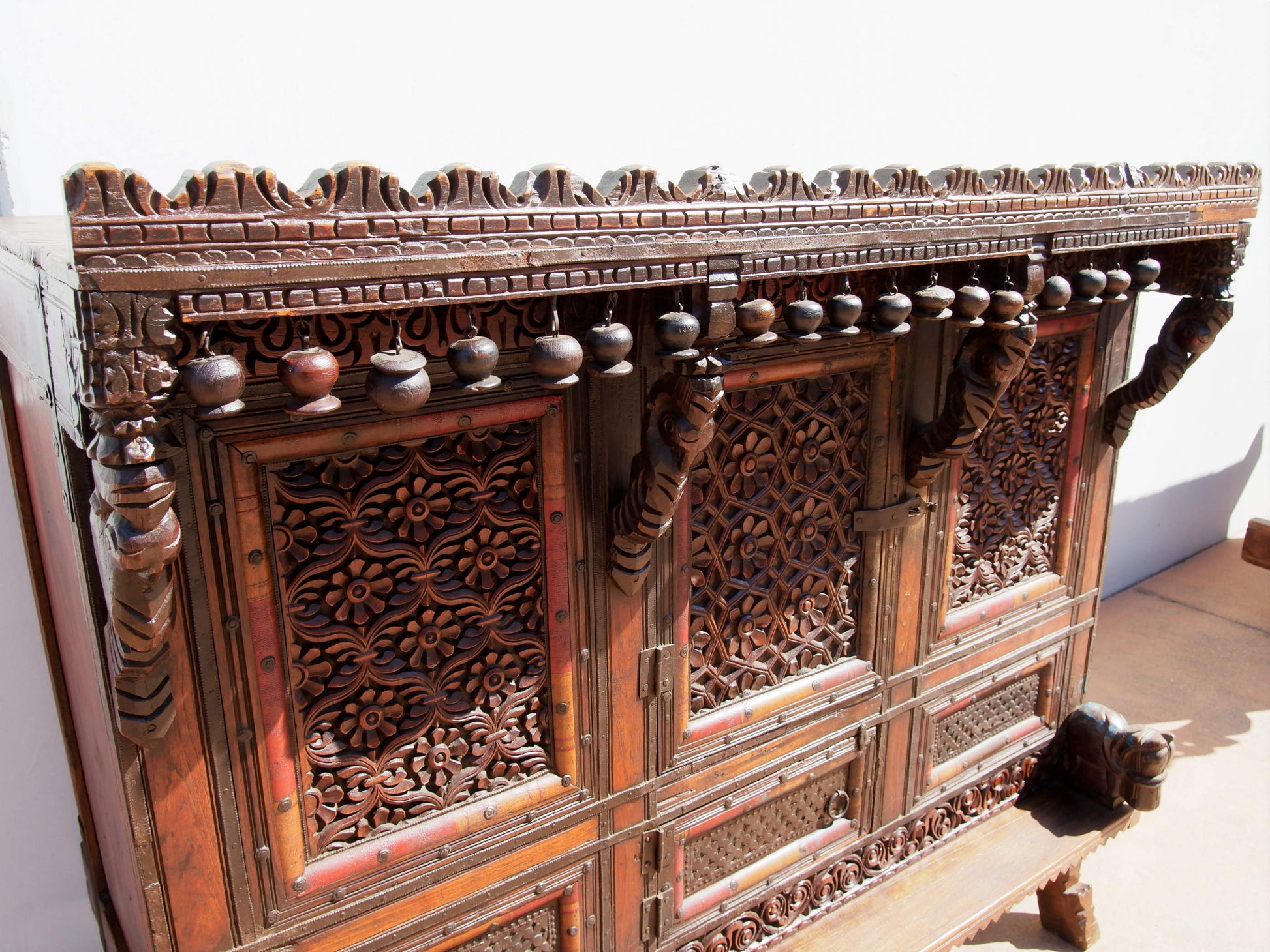 Damcja Indiana Tipica Credenza Del Nord Dell'India Con 2 Ante. Databile Primi '900, In Legno Di Teak, Perfettamente Autentica E Conservata. Autentica e unica nel suo genere , originale in ogni parte , nessun elemento è stato rifatto o sostituito . Mobile dispensa usato come mobile della sposa, era nelle haveli l'unico mobile della casa . Dimensioni 127x70xh116cm.