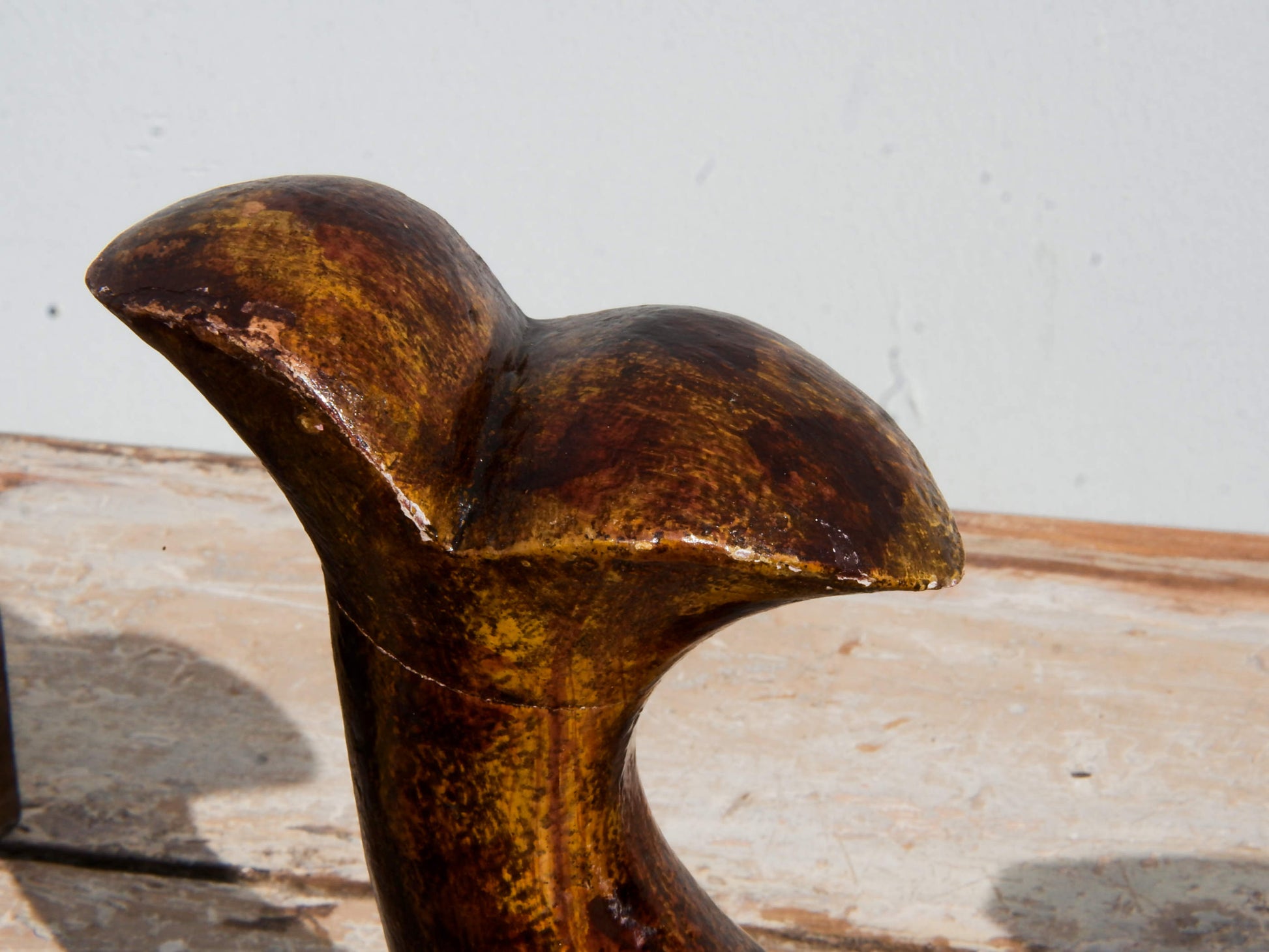 vecchia scultura indiana dipinta e laccata raffigurante un pesce.  in legno di teak inciso . lavorata artigianalmente . pezzo unico .  facebook/ instagram/ etsy: etnikobycrosato  0039 3338778241  info@etniko.it