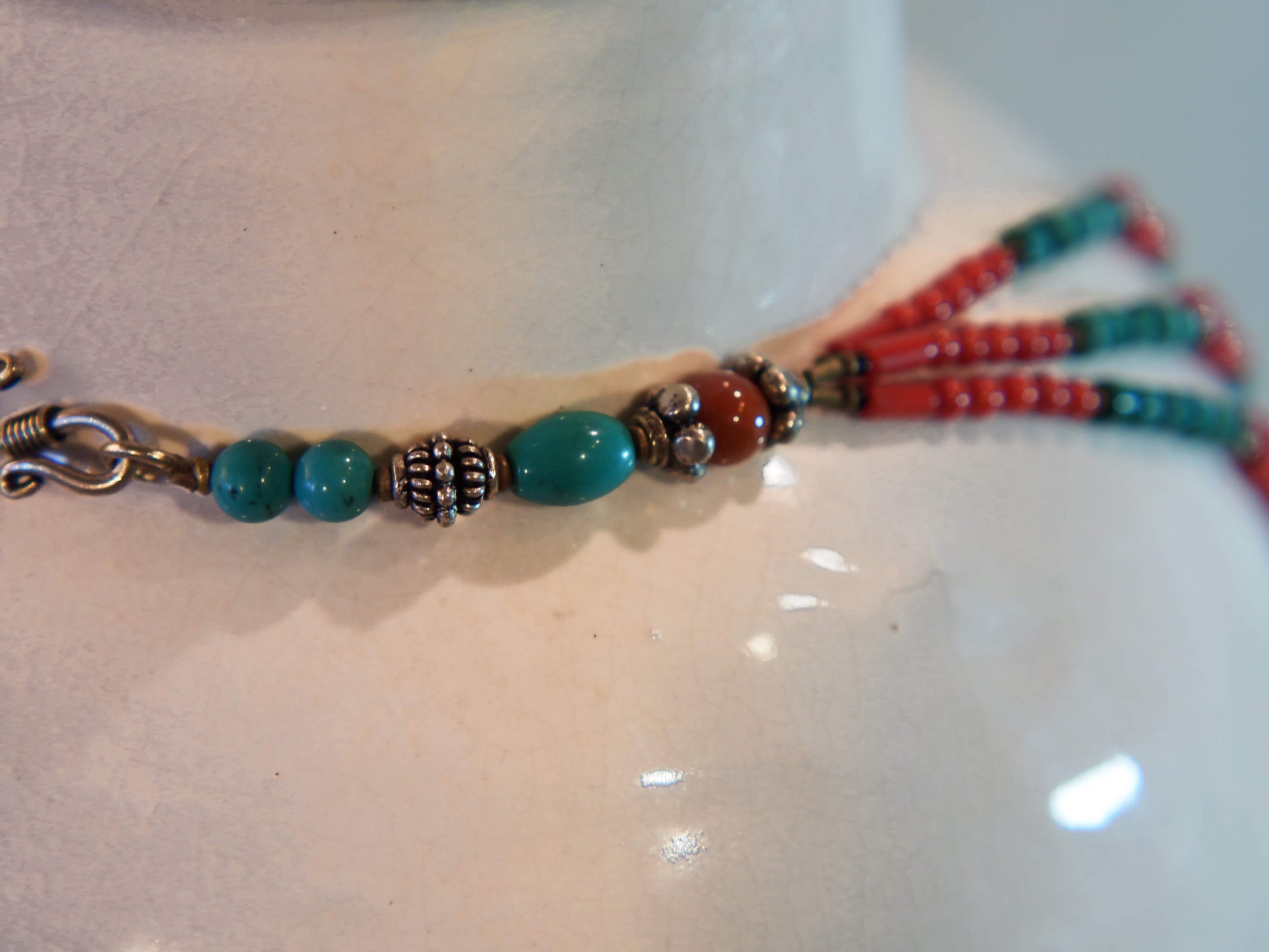 collana nepalese / tibetana con pietre e argento assemblata artigianalmente , pezzo unico .  turchese , corallo ,lapislazzuli ... no pasta ma pietre vere non tinte o modificate nel colore . 