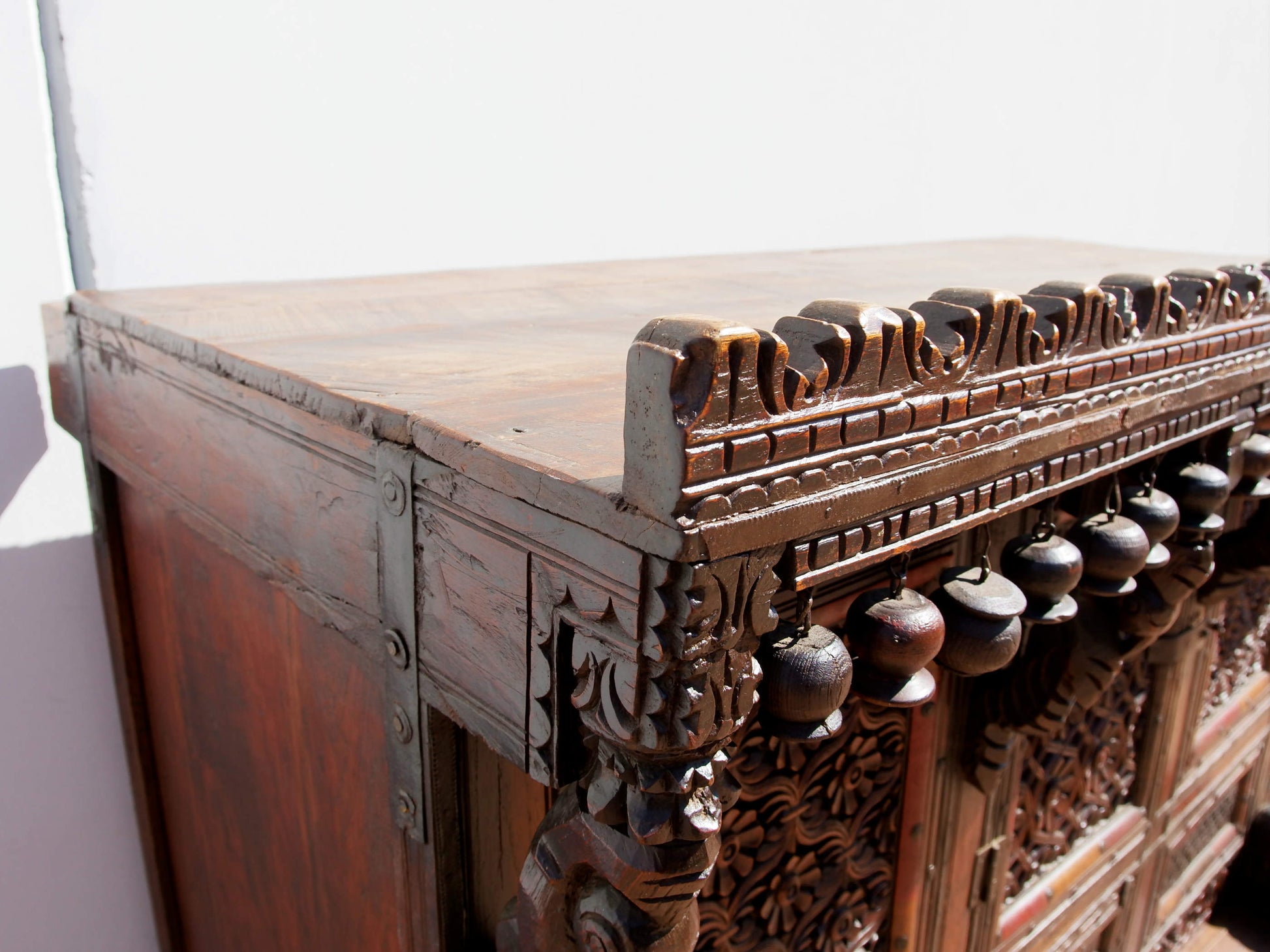 Damcja Indiana Tipica Credenza Del Nord Dell'India Con 2 Ante. Databile Primi '900, In Legno Di Teak, Perfettamente Autentica E Conservata. Autentica e unica nel suo genere , originale in ogni parte , nessun elemento è stato rifatto o sostituito . Mobile dispensa usato come mobile della sposa, era nelle haveli l'unico mobile della casa . Dimensioni 127x70xh116cm.