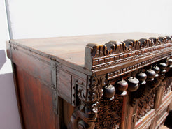 Damcja Indiana Tipica Credenza Del Nord Dell'India Con 2 Ante. Databile Primi '900, In Legno Di Teak, Perfettamente Autentica E Conservata. Autentica e unica nel suo genere , originale in ogni parte , nessun elemento è stato rifatto o sostituito . Mobile dispensa usato come mobile della sposa, era nelle haveli l'unico mobile della casa . Dimensioni 127x70xh116cm.