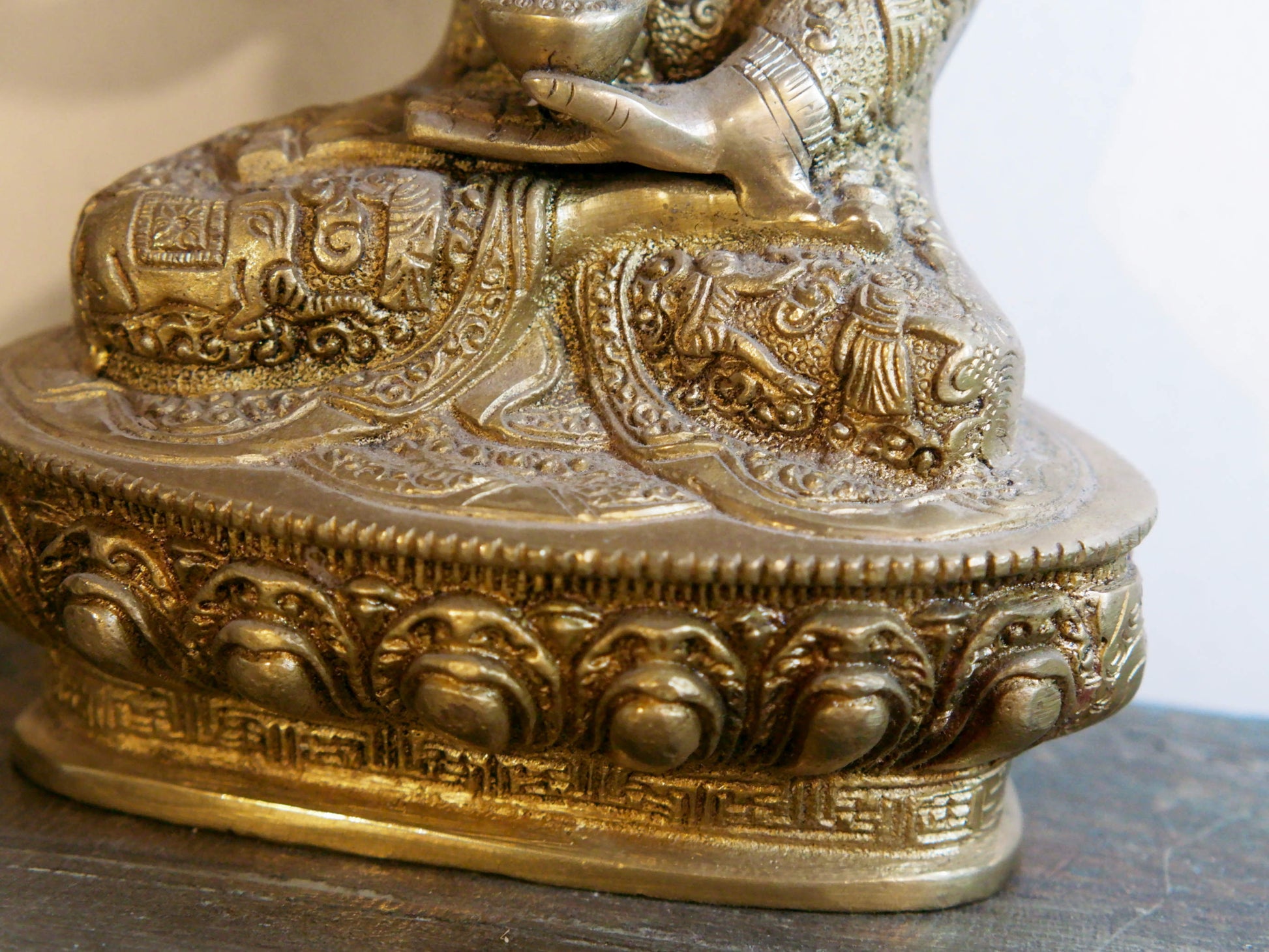 il Buddha è raffigurato con le gambe incrociate, i piedi posizionati allo stesso livello, con la pianta rivolta verso l’alto.