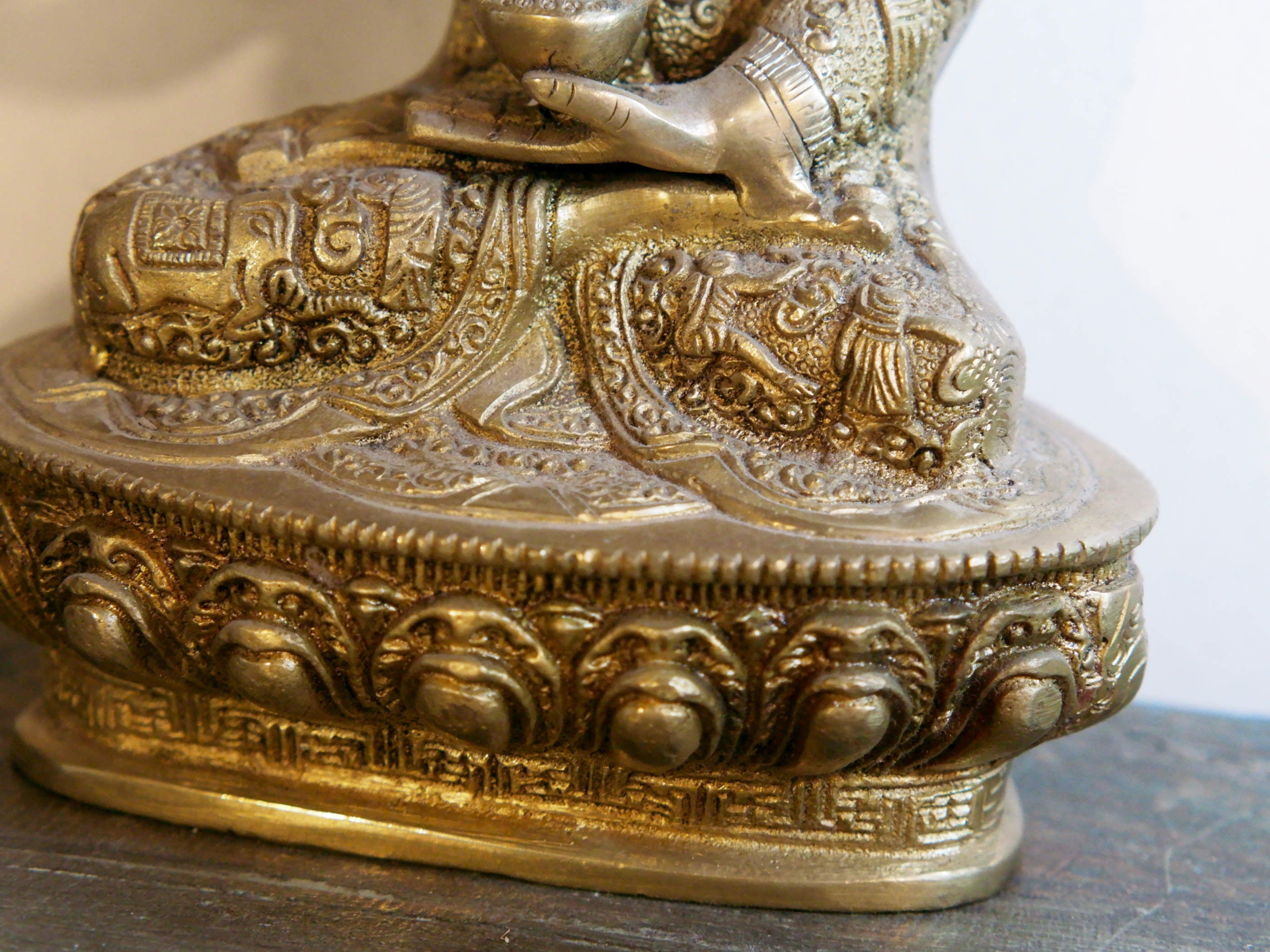 il Buddha è raffigurato con le gambe incrociate, i piedi posizionati allo stesso livello, con la pianta rivolta verso l’alto.