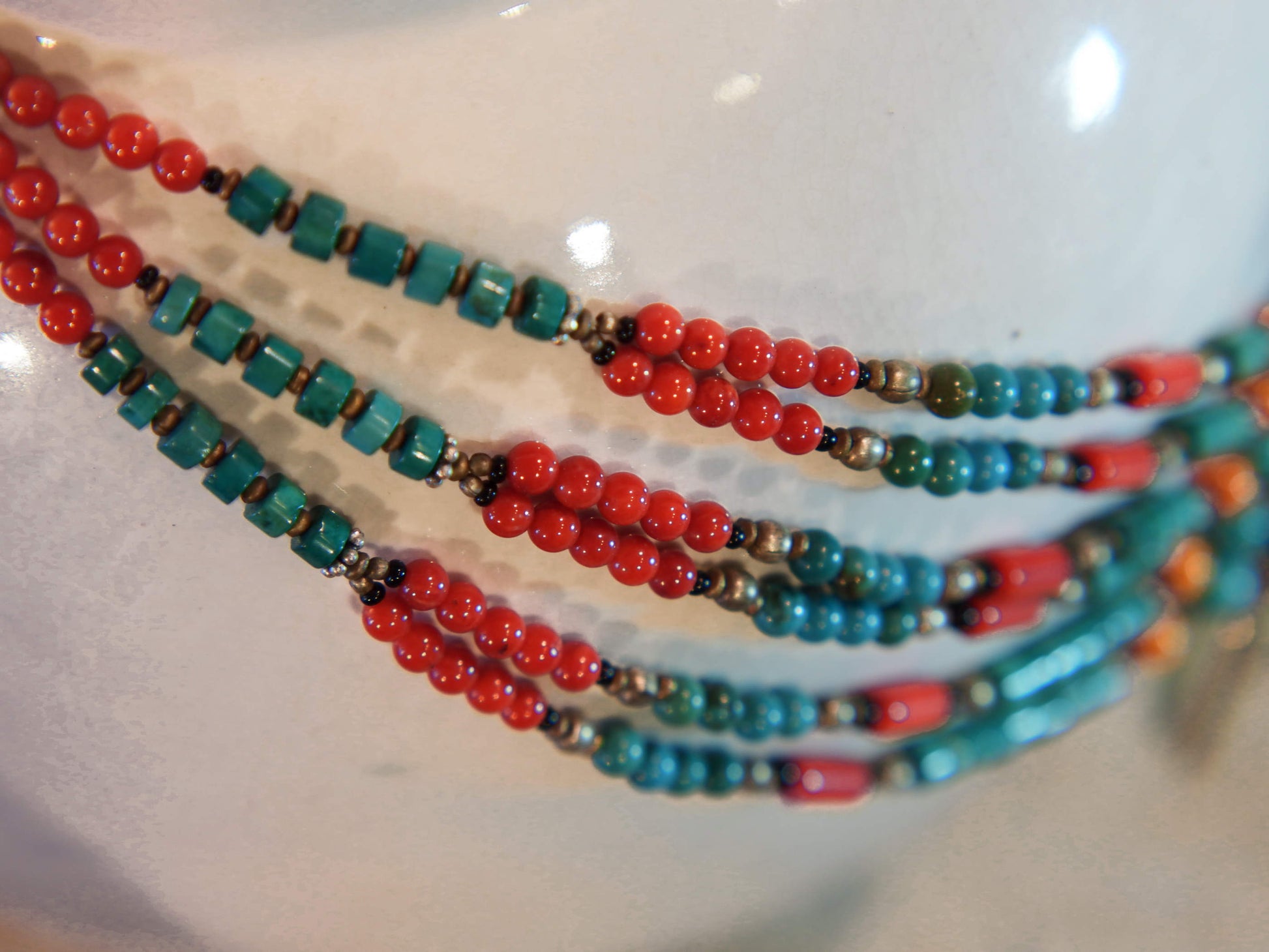collana nepalese / tibetana con pietre e argento assemblata artigianalmente , pezzo unico .  turchese , corallo ,lapislazzuli ... no pasta ma pietre vere non tinte o modificate nel colore . 