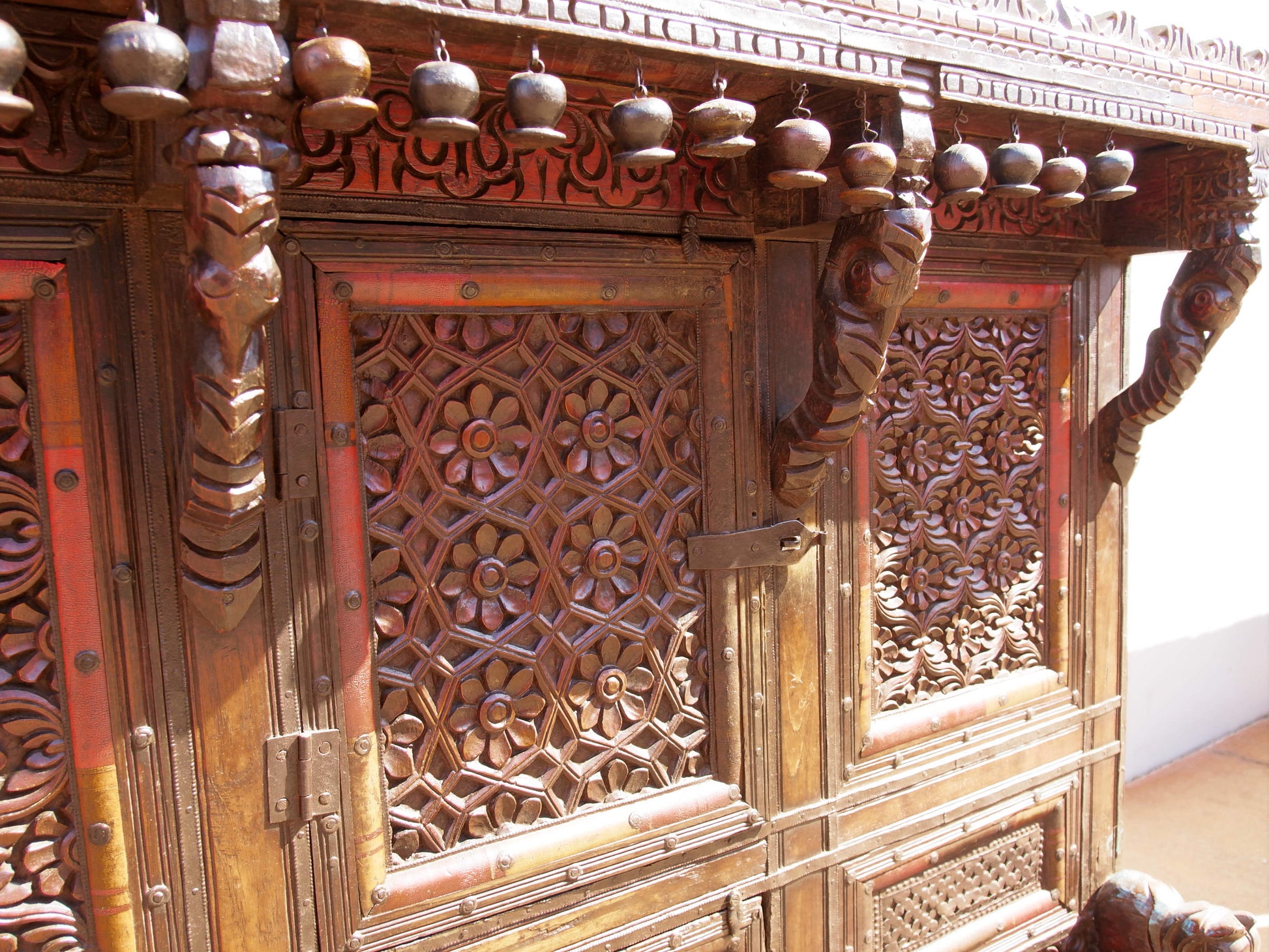 Damcja Indiana Tipica Credenza Del Nord Dell'India Con 2 Ante. Databile Primi '900, In Legno Di Teak, Perfettamente Autentica E Conservata. Autentica e unica nel suo genere , originale in ogni parte , nessun elemento è stato rifatto o sostituito . Mobile dispensa usato come mobile della sposa, era nelle haveli l'unico mobile della casa . Dimensioni 127x70xh116cm.