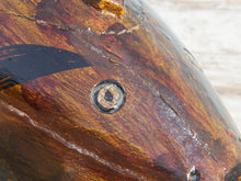 Carica l&#39;immagine nel visualizzatore di Gallery, vecchia scultura indiana dipinta e laccata raffigurante un pesce.  in legno di teak inciso . lavorata artigianalmente . pezzo unico .  facebook/ instagram/ etsy: etnikobycrosato  0039 3338778241  info@etniko.it
