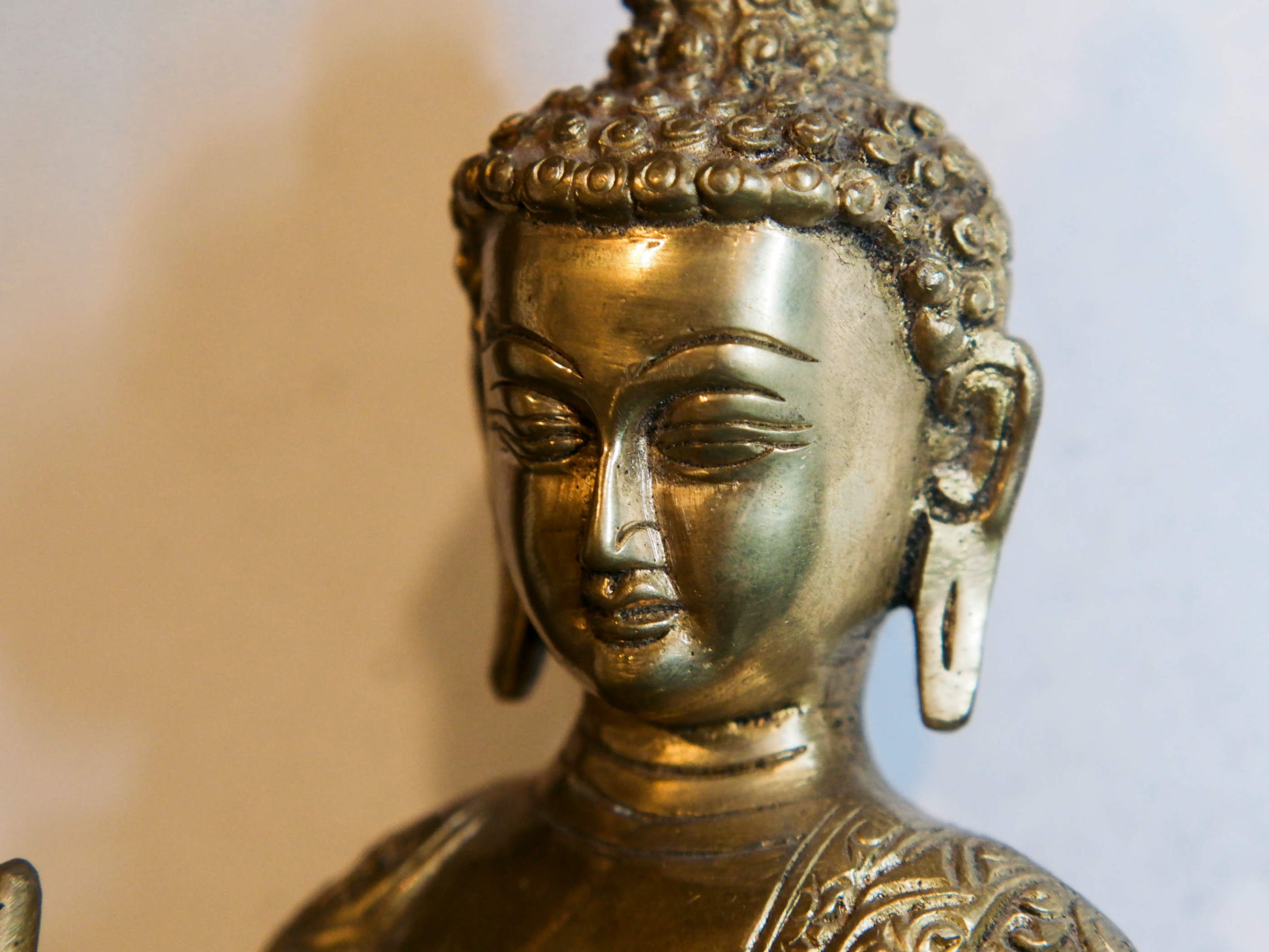il Buddha è raffigurato con le gambe incrociate, i piedi posizionati allo stesso livello, con la pianta rivolta verso l’alto.
