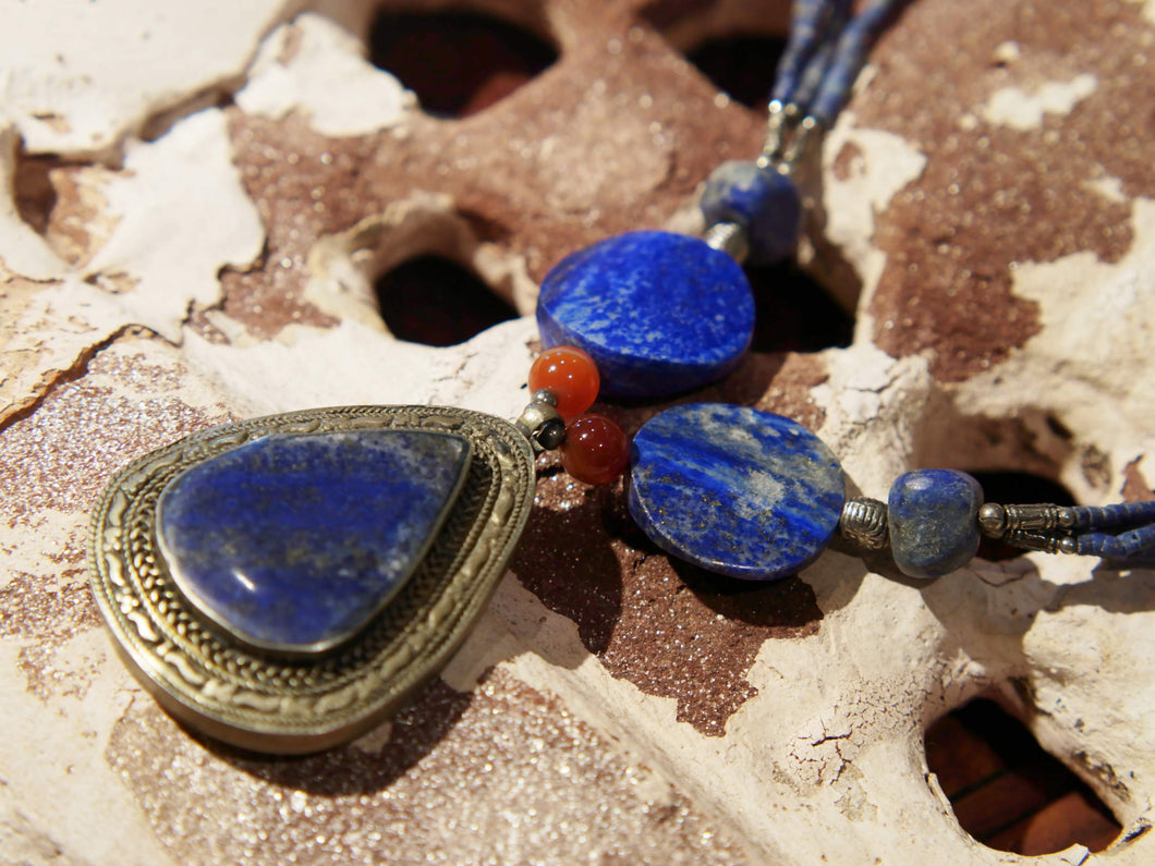 collana indiana in lapislazzuli e argento . pendaglio antico 4 x 5 x 1 cm lunghezza collana escaluso pensaglio 24 cm  peso 72 gr