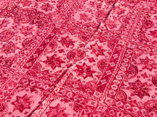 Carica l&#39;immagine nel visualizzatore di Gallery, Telo Indiano in cotone doppio strato, ricamato tono su tono con specchietti,  di color rosso. Può essere impiegato come copridivano, copriletto, tovaglia o tessuto da appendere a parete. Dimensioni 210x245cm