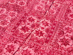 Telo Indiano in cotone doppio strato, ricamato tono su tono con specchietti,  di color rosso. Può essere impiegato come copridivano, copriletto, tovaglia o tessuto da appendere a parete. Dimensioni 210x245cm