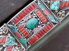 Carica l&#39;immagine nel visualizzatore di Gallery, bracciale in argento con turchese e corallo, cesellatura a rilievo. pezzo unico raro e di difficile lavorazione, parti a sbalzo, incastonatura.  altezza bracciale 4cm spessore massmo 0,5 cm peso 110 gr  per ulteriori info o foto mail info@etniko.it whatsapp 00393338778241