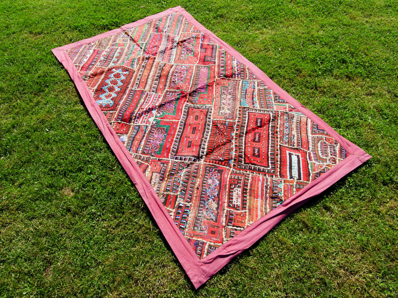 vecchio arazzo in cotone, lavorato artigianalmente a mano con tecnica patchwork.  per ogni pezzo ci possono volere mesi di lavoro sia per i ricami che per la ricerca di elementi, pezzi di tessuto antico, da abbinare all'arazzo.  tipici dell'india del nord, in Rajasthan  l'arazzo in casa è simbolo di fortuna e prosperità.  Pezzo Unico. Ideale come tessuto da appendere a parete ma si puo' impiegare anche come tappeto.    Dimensioni 100x180cm