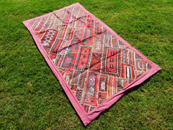 vecchio arazzo in cotone, lavorato artigianalmente a mano con tecnica patchwork.  per ogni pezzo ci possono volere mesi di lavoro sia per i ricami che per la ricerca di elementi, pezzi di tessuto antico, da abbinare all'arazzo.  tipici dell'india del nord, in Rajasthan  l'arazzo in casa è simbolo di fortuna e prosperità.  Pezzo Unico. Ideale come tessuto da appendere a parete ma si puo' impiegare anche come tappeto.    Dimensioni 100x180cm