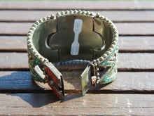 Carica l&#39;immagine nel visualizzatore di Gallery, bracciale in argento con turchese e corallo,  cesellatura a rilievo. pezzo unico raro e di difficile lavorazione, parti a sbalzo, incastonatura.   altezza bracciale 6cm spessore massimo 0,5 cm peso 140 gr     per ulteriori info o foto  mail info@etniko.it whatsapp 00393338778241