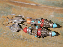 Carica l&#39;immagine nel visualizzatore di Gallery, orecchini tibetani di origine nomade . pezzi unici lavorati a mano , databili prima metà 900.  argento , turchese , corallo .   10 x 2 cm  peso 39gr   www.etniko.it info@etniko.it 0039 3338778241  instagram , facebook , etsy : etnikobycrosato  https://www.facebook.com/etnikobycrosato https://www.instagram.com/etnikobycrosato/