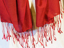 Carica l&#39;immagine nel visualizzatore di Gallery, scialle in seta e lana di color rosso bordeaux.  pezzo unico.  peso 115 grammi, dimensioni 70x200cm.