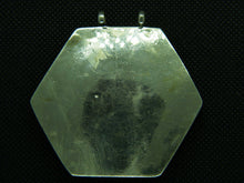 Carica l&#39;immagine nel visualizzatore di Gallery, vecchio pendaglio afgano in argento cesellato e lapislazzulo  pezzo unico databile seconda metà 900 , originale in ogni parte e lavorato artigianalmente.  spedizione italia  compresa  peso 70 gr  dimensioni 6 x 6,5 x 1 cm 