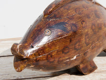 Carica l&#39;immagine nel visualizzatore di Gallery, vecchia scultura indiana dipinta e laccata raffigurante un pesce.  in legno di teak inciso . lavorata artigianalmente . pezzo unico .  facebook/ instagram/ etsy: etnikobycrosato  0039 3338778241  info@etniko.it